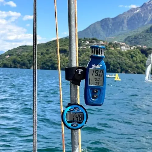 Windie 360 Windmesser in einer Hand