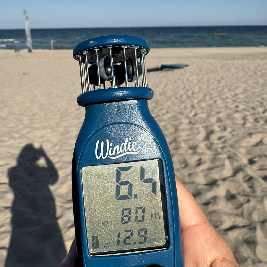 Windie 360 anemometer reading the wind on a beach before a session