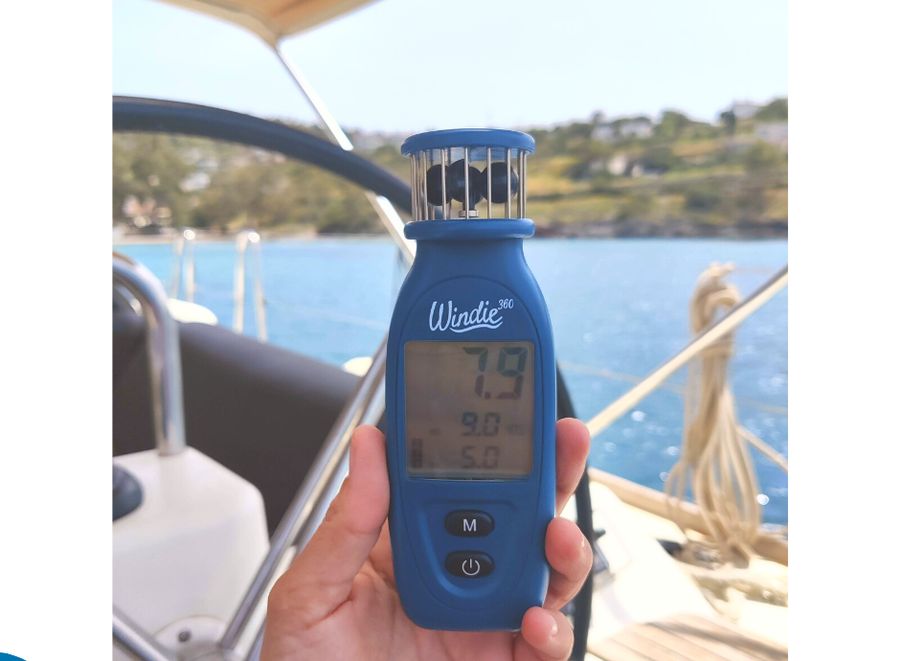 Windie 360 anemometer held up on a sailing yacht, showing 7.9 knots